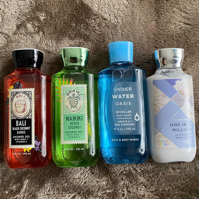 Bath & Body Works(バスアンドボディーワークス)の【新品未開封】バス&ボディワークス ボディソープ、ボディクリーム　4本セット コスメ/美容のボディケア(ボディソープ/石鹸)の商品写真