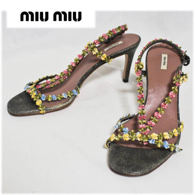 miumiu(ミュウミュウ)の《ミュウミュウ》フラワー飾り バックストラップサンダル 37サイズ(24cm) レディースの靴/シューズ(サンダル)の商品写真