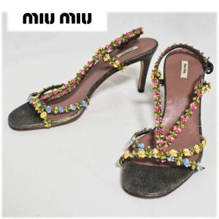 ミュウミュウ(miumiu)の《ミュウミュウ》フラワー飾り バックストラップサンダル 37サイズ(24cm)(サンダル)