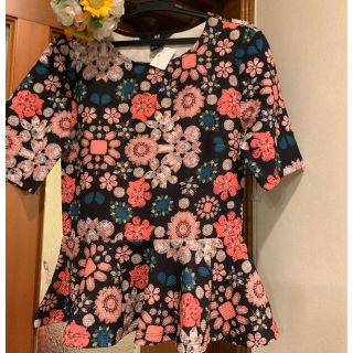 エイチアンドエム(H&M)の新品タグ付◯H＆M◯お花のブローチ柄ペプラムトップスXS黒(カットソー(半袖/袖なし))