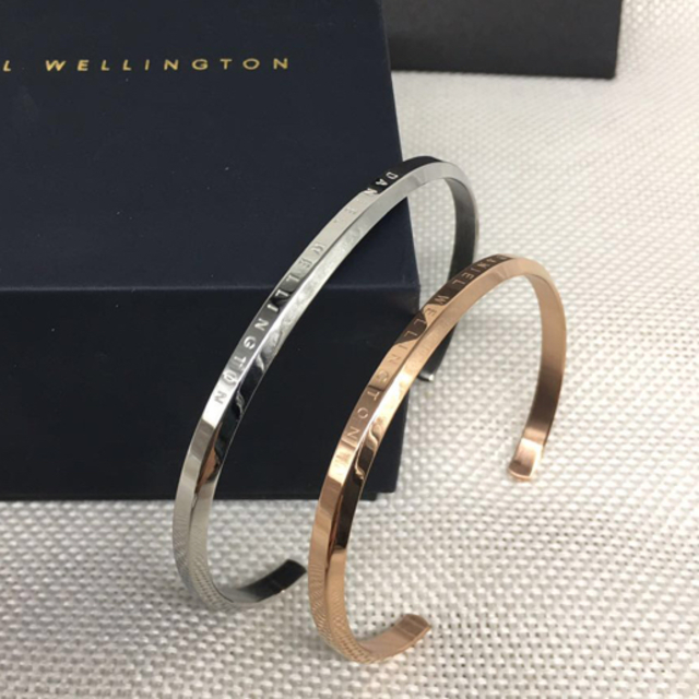 Daniel Wellington(ダニエルウェリントン)の箱なし　ダニエルウェリントン CLASSIC CUFF バングル　ペアセット2点 レディースのアクセサリー(ブレスレット/バングル)の商品写真