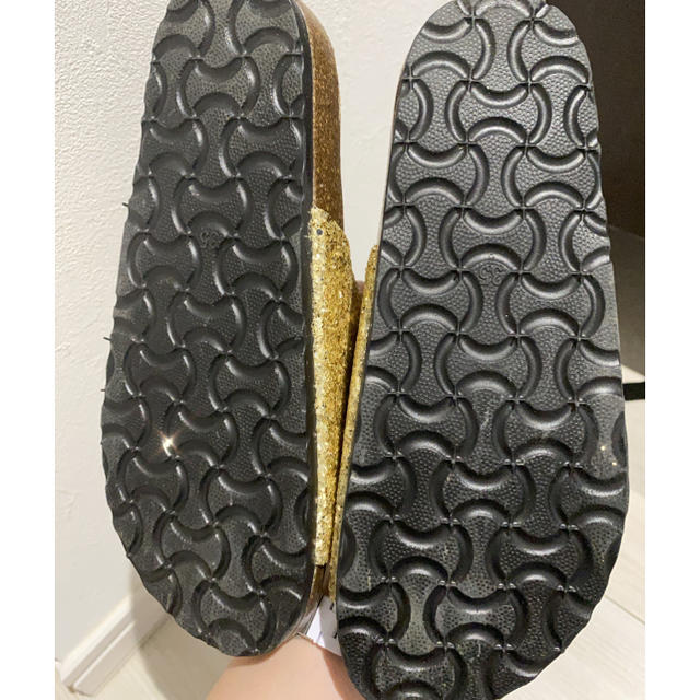サンダル　ゴールドラメ　22.5cm Sサイズ レディースの靴/シューズ(サンダル)の商品写真