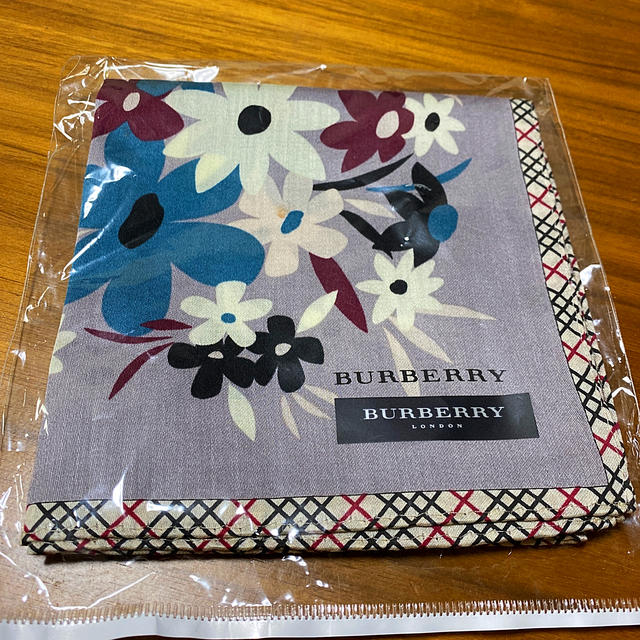 BURBERRY(バーバリー)のバーバリー　花柄　ハンカチ レディースのファッション小物(ハンカチ)の商品写真