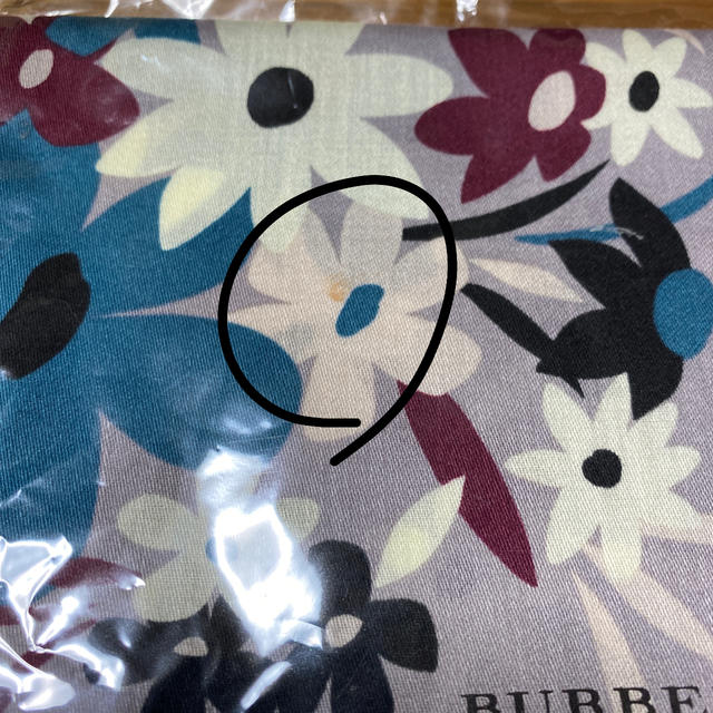 BURBERRY(バーバリー)のバーバリー　花柄　ハンカチ レディースのファッション小物(ハンカチ)の商品写真