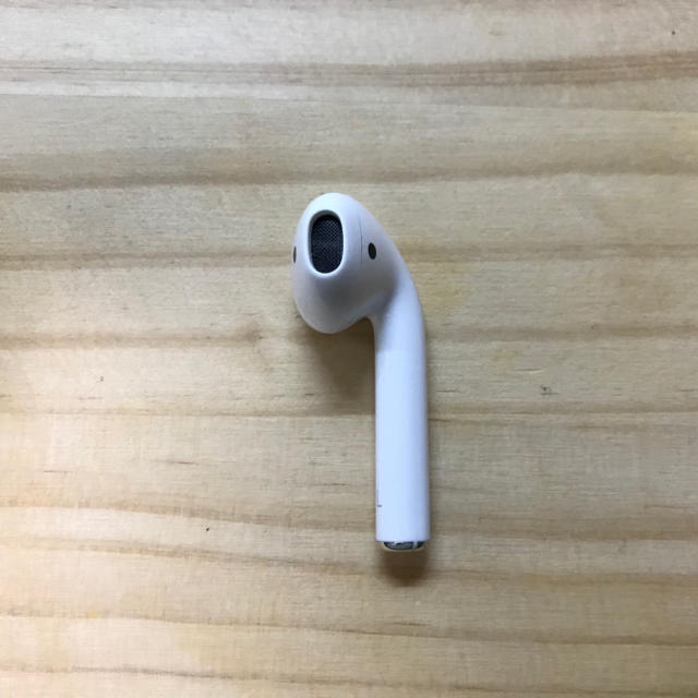 Apple(アップル)のairpods 左耳　第一世代　A1722 スマホ/家電/カメラのオーディオ機器(ヘッドフォン/イヤフォン)の商品写真