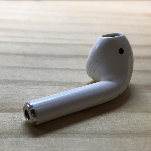 Apple(アップル)のairpods 左耳　第一世代　A1722 スマホ/家電/カメラのオーディオ機器(ヘッドフォン/イヤフォン)の商品写真