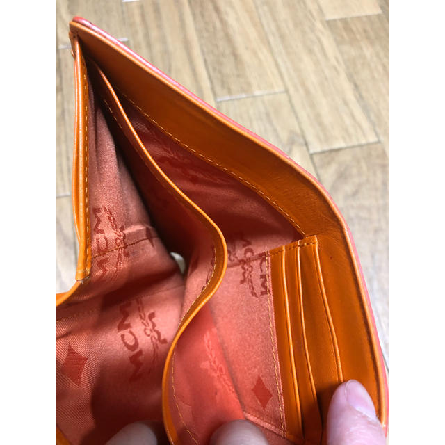 MCM(エムシーエム)の美品　MCM☆チャーム付き　三つ折り財布　折りたたみ レディースのファッション小物(財布)の商品写真