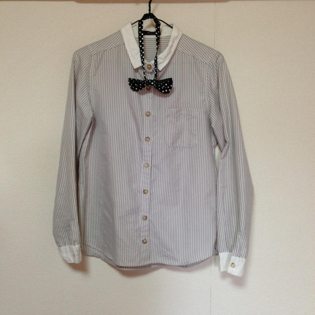 WEGO(ウィゴー)の蝶ネクタイ付きシャツ レディースのトップス(シャツ/ブラウス(長袖/七分))の商品写真