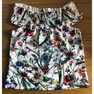 ザラ(ZARA)のZARA オフショルダー　ボタニカル  フラワー(カットソー(半袖/袖なし))