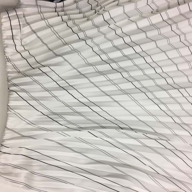 M-premier(エムプルミエ)のMプルミエ　総ゴム斜めストライプサテンスカート新品未使用タグ付き レディースのスカート(ひざ丈スカート)の商品写真