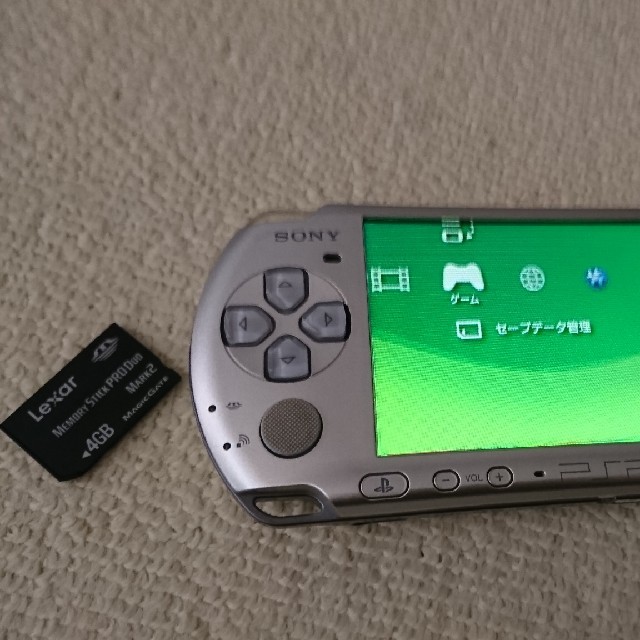 PlayStation Portable(プレイステーションポータブル)のSONY PlayStationPortable PSP-3000 シルバー エンタメ/ホビーのゲームソフト/ゲーム機本体(携帯用ゲーム機本体)の商品写真