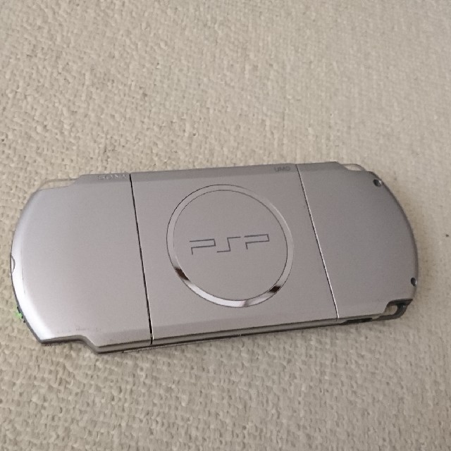 PlayStation Portable(プレイステーションポータブル)のSONY PlayStationPortable PSP-3000 シルバー エンタメ/ホビーのゲームソフト/ゲーム機本体(携帯用ゲーム機本体)の商品写真