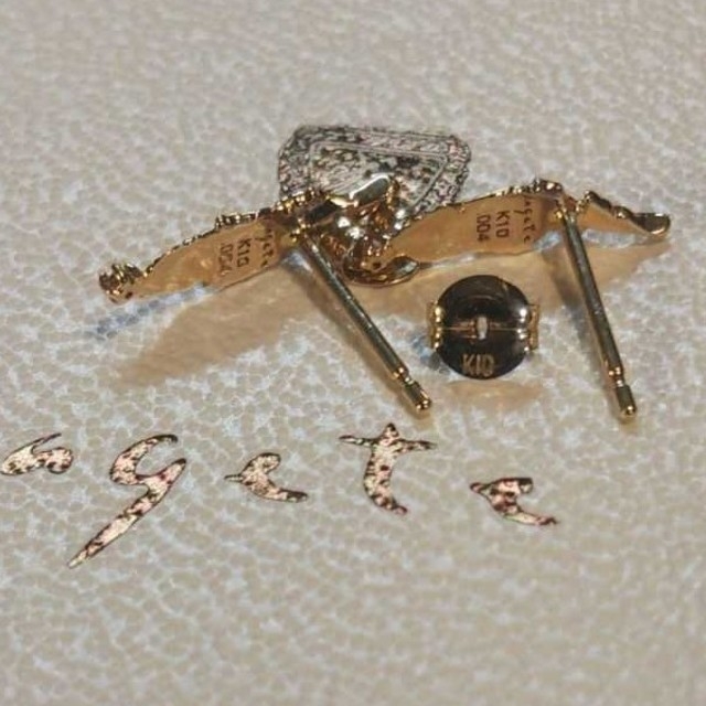 agete(アガット)のアガット K10 ピアス フェザー ダイヤモンド ２way スタッズ  美品 レディースのアクセサリー(ピアス)の商品写真