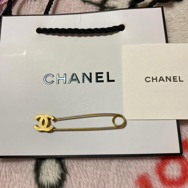 CHANEL(シャネル)のシャネル　正規品　ピンブローチ　ゴールド　used レディースのアクセサリー(ブローチ/コサージュ)の商品写真