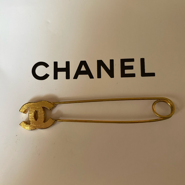 CHANEL(シャネル)のシャネル　正規品　ピンブローチ　ゴールド　used レディースのアクセサリー(ブローチ/コサージュ)の商品写真