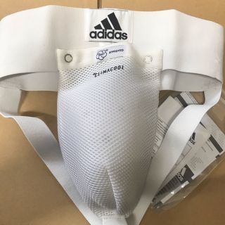 アディダス(adidas)のアディダス WKF公認 ファールカップ（男性用）ホワイト　Ｓサイズ(ボクシング)