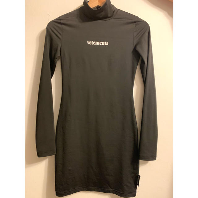 Balenciaga(バレンシアガ)のvetements black logo dress レディースのワンピース(ミニワンピース)の商品写真