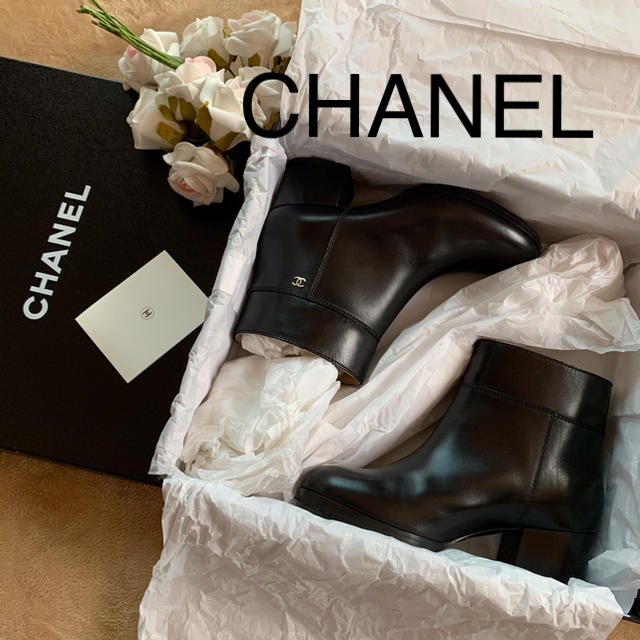 CHANELショートブーツ　35.5サイズ(35ハーフ) カーフレザーCHANELブラックブーツ