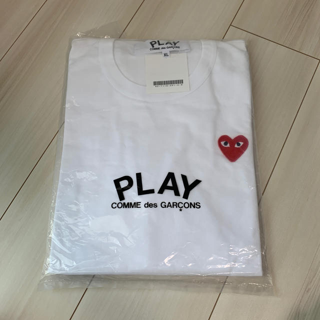 COMME des GARCONS(コムデギャルソン)のXL コムデギャルソン　Red Play T-Shirt (White) メンズのトップス(Tシャツ/カットソー(七分/長袖))の商品写真