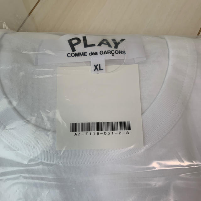 COMME des GARCONS(コムデギャルソン)のXL コムデギャルソン　Red Play T-Shirt (White) メンズのトップス(Tシャツ/カットソー(七分/長袖))の商品写真