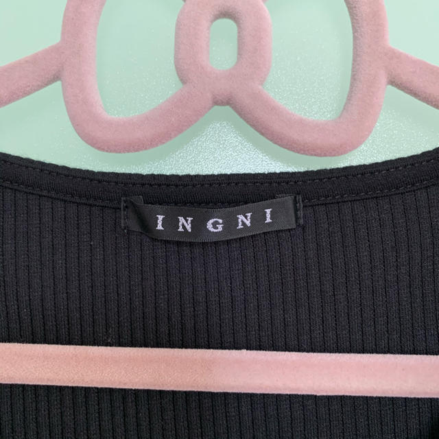 INGNI(イング)のINGNI 肩フリル トップス ビジュー付き  美品 レディースのトップス(カットソー(半袖/袖なし))の商品写真