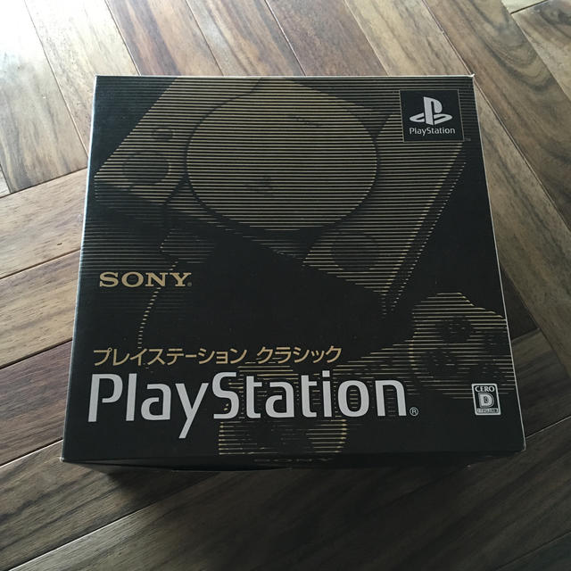 PlayStation(プレイステーション)のSONY  プレイステーション クラシック  SCPH-1000R エンタメ/ホビーのゲームソフト/ゲーム機本体(家庭用ゲーム機本体)の商品写真