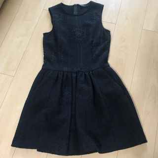 ザラ(ZARA)のエンボス加工ブラックワンピース(ひざ丈ワンピース)