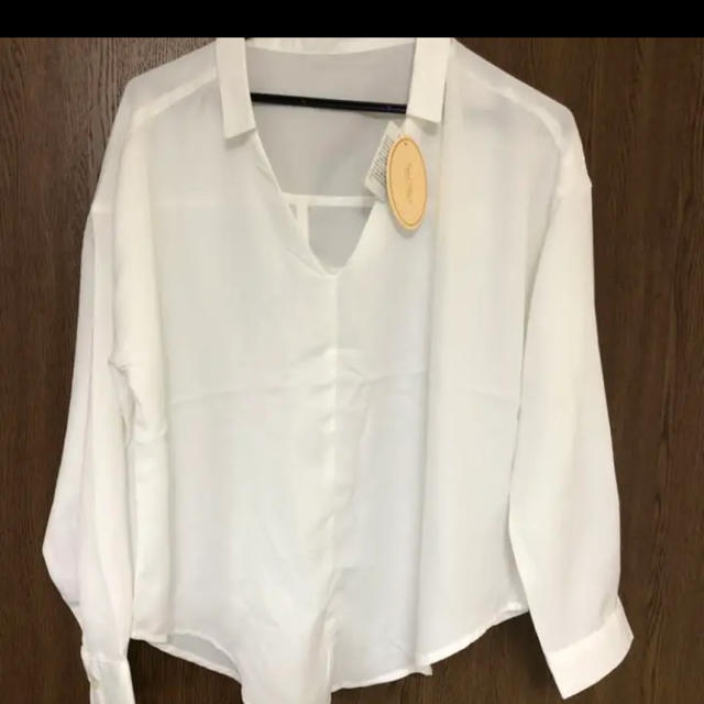 白シャツ　ブラウス レディースのトップス(シャツ/ブラウス(長袖/七分))の商品写真