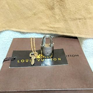 ルイヴィトン(LOUIS VUITTON)のルイヴィトン シルバー カデナ南京錠、鍵付き！(ネックレス)