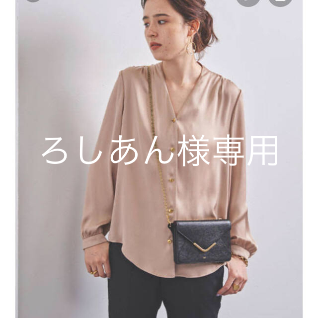 UNITED ARROWS(ユナイテッドアローズ)のユナイテッドアローズ　UBCB サテン メタルボタン Vネックブラウス レディースのトップス(シャツ/ブラウス(長袖/七分))の商品写真