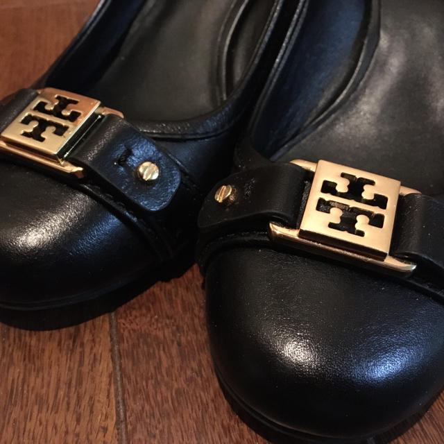 Tory Burch(トリーバーチ)の新品　TORY BURCH トリーバーチ パンプス 黒 革 ウエッジ 24cm レディースの靴/シューズ(ハイヒール/パンプス)の商品写真