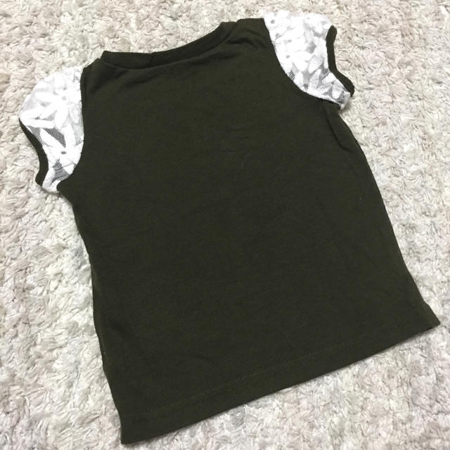 西松屋(ニシマツヤ)のカーキ色 Tシャツ シンプル レース 女の子 80 キッズ/ベビー/マタニティのベビー服(~85cm)(Ｔシャツ)の商品写真