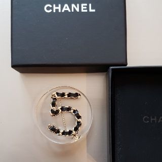 シャネル(CHANEL)のCHANEL　No.5 ブローチ　新品【希少】(ブローチ/コサージュ)