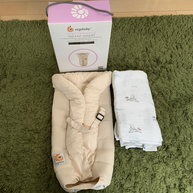 Ergobaby(エルゴベビー)のエルゴベビー　インサート　⭐︎aden +anaisおくるみ付き キッズ/ベビー/マタニティの外出/移動用品(抱っこひも/おんぶひも)の商品写真