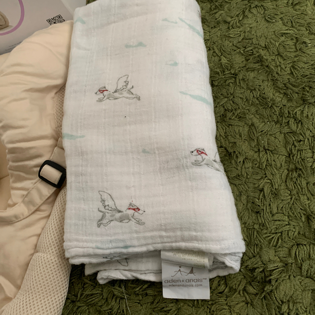 Ergobaby(エルゴベビー)のエルゴベビー　インサート　⭐︎aden +anaisおくるみ付き キッズ/ベビー/マタニティの外出/移動用品(抱っこひも/おんぶひも)の商品写真