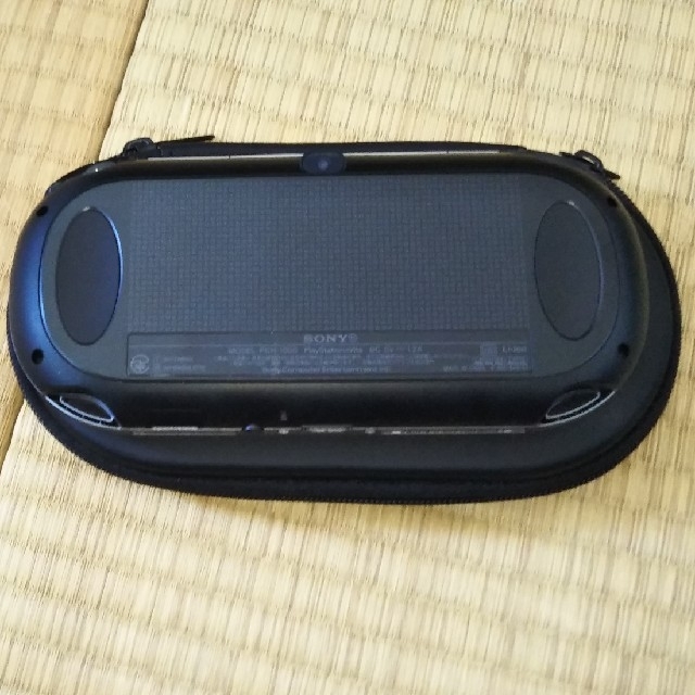 PlayStation Vita(プレイステーションヴィータ)のPlayStation Vita Wi-Fi対応 PCH-1000 ブラック エンタメ/ホビーのゲームソフト/ゲーム機本体(携帯用ゲーム機本体)の商品写真