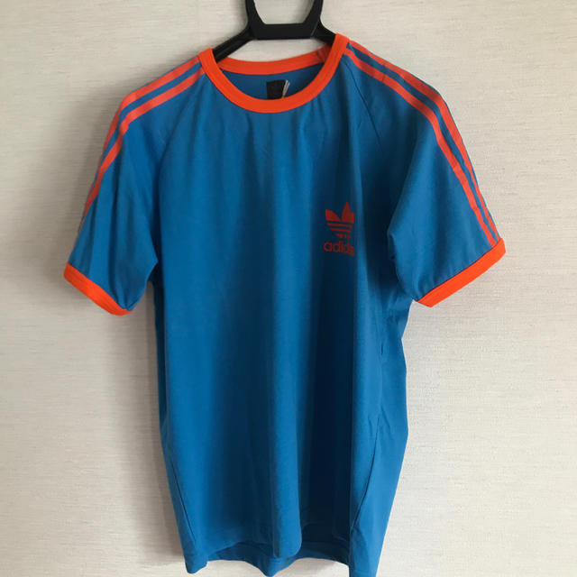 adidas(アディダス)の日本未発売　adidasオレンジ3ラインTシャツ メンズのトップス(Tシャツ/カットソー(半袖/袖なし))の商品写真