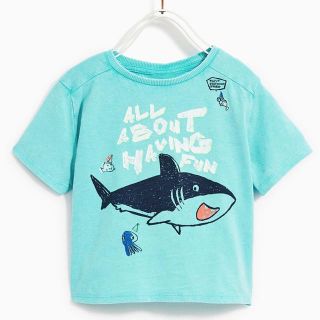 ザラキッズ(ZARA KIDS)の新品未使用、ZARA BABY boy サメプリントTシャツ　サイズ92(Tシャツ/カットソー)