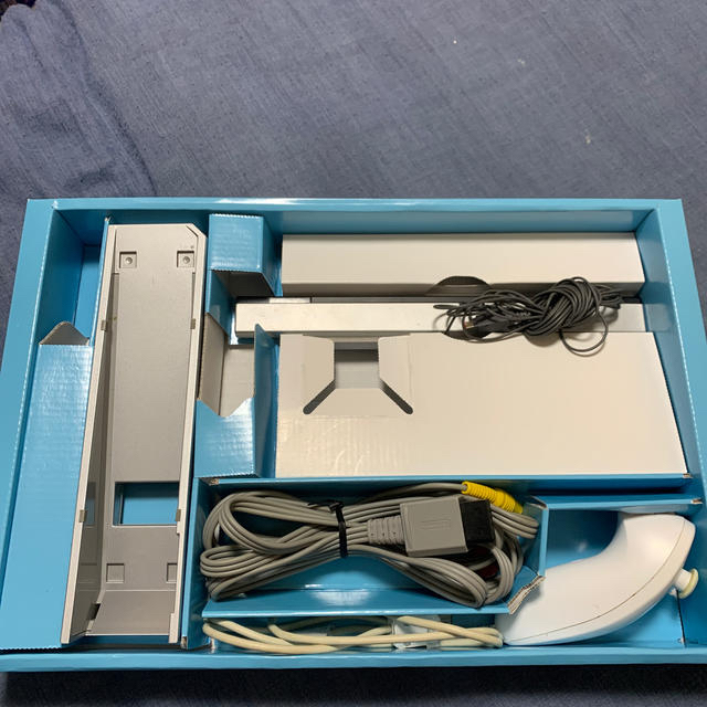 任天堂(ニンテンドウ)のNintendo Wii RVL-S-WA  本体 エンタメ/ホビーのゲームソフト/ゲーム機本体(家庭用ゲーム機本体)の商品写真