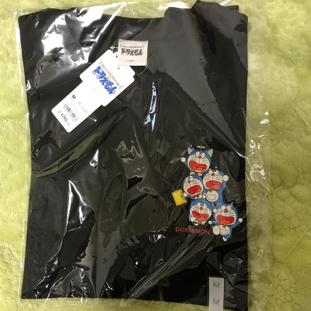 GU(ジーユー)のgu   ドラえもんTシャツ　メンズM メンズのトップス(Tシャツ/カットソー(半袖/袖なし))の商品写真