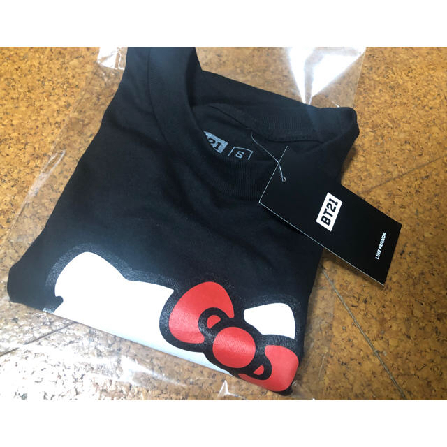 サンリオ(サンリオ)のBT21✖️サンリオコラボTシャツ LINE キティ ビーティーニジュウイチ　 エンタメ/ホビーのタレントグッズ(ミュージシャン)の商品写真