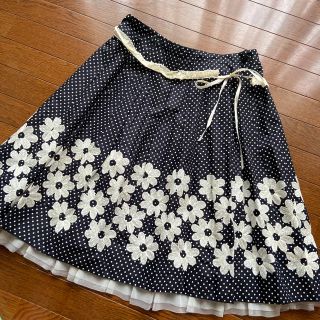 ロイスクレヨン(Lois CRAYON)のドット　花刺繍　スカート(ひざ丈スカート)