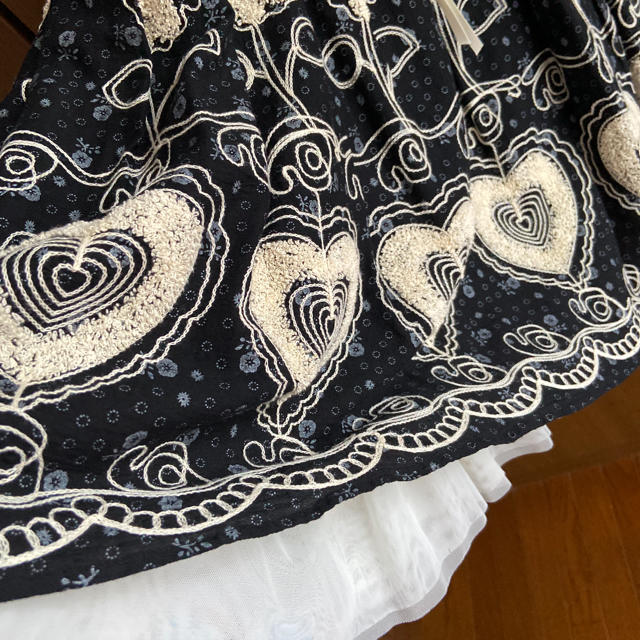 Lois CRAYON(ロイスクレヨン)の黒　刺繍　ワンピース　ベルト付き レディースのワンピース(ひざ丈ワンピース)の商品写真