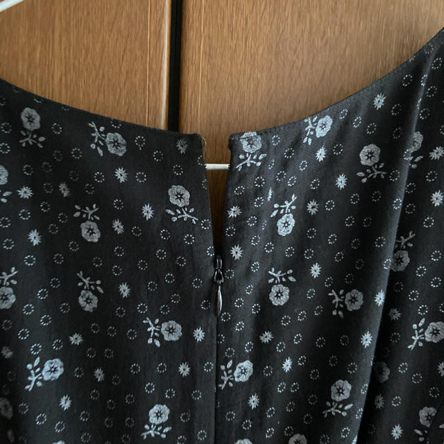 Lois CRAYON(ロイスクレヨン)の黒　刺繍　ワンピース　ベルト付き レディースのワンピース(ひざ丈ワンピース)の商品写真