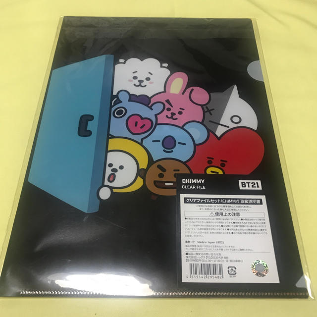 防弾少年団(BTS)(ボウダンショウネンダン)のBT21  A4クリアファイル　2枚セット エンタメ/ホビーのタレントグッズ(アイドルグッズ)の商品写真