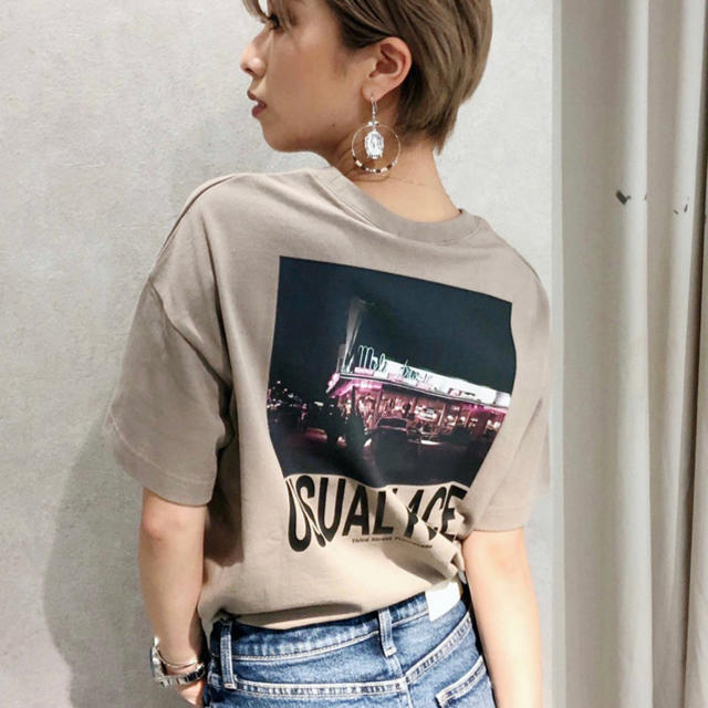 GYDA(ジェイダ)のGYDA USUAL PLACE PHOTO スリットTシャツ レディースのトップス(Tシャツ(半袖/袖なし))の商品写真