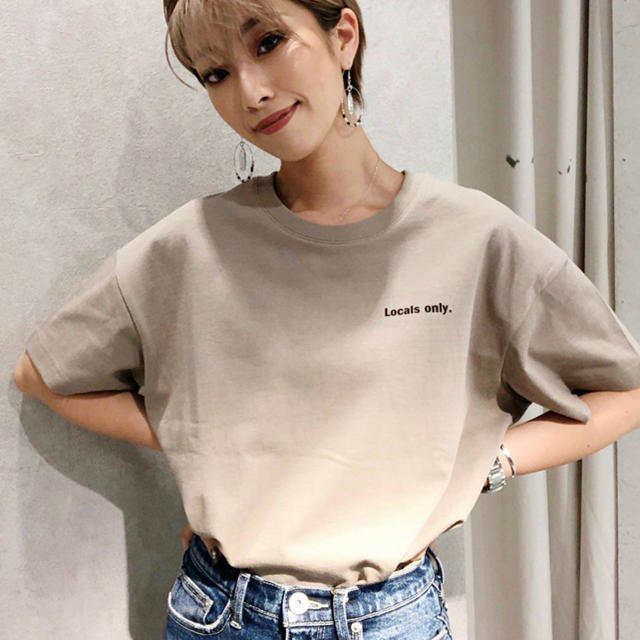 GYDA(ジェイダ)のGYDA USUAL PLACE PHOTO スリットTシャツ レディースのトップス(Tシャツ(半袖/袖なし))の商品写真