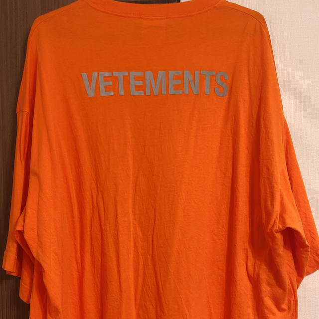 VETEMENTS STAFF T-SHIRTS ORANGE メンズのトップス(Tシャツ/カットソー(半袖/袖なし))の商品写真
