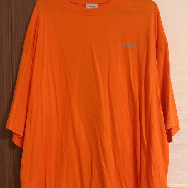 VETEMENTS STAFF T-SHIRTS ORANGE メンズのトップス(Tシャツ/カットソー(半袖/袖なし))の商品写真