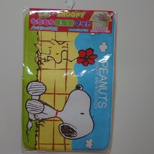 SNOOPY(スヌーピー)の【新品　未開封】スヌーピー　もちもち低反発マット　ノンスリップ加工 インテリア/住まい/日用品のラグ/カーペット/マット(玄関マット)の商品写真